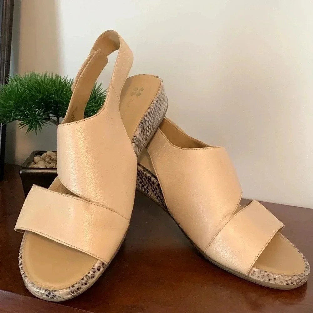 Naturalizer leather  sandals 8